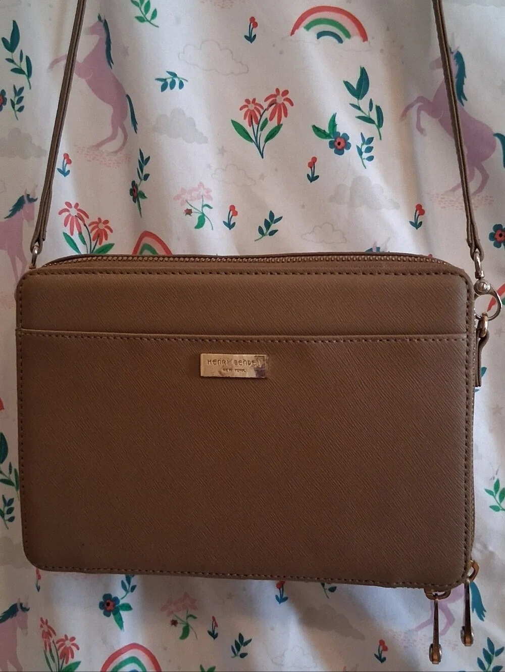 EUC Henri Bendel Tan Saffiano Leather Zip Around Casual Travel Wallet Purse Bag